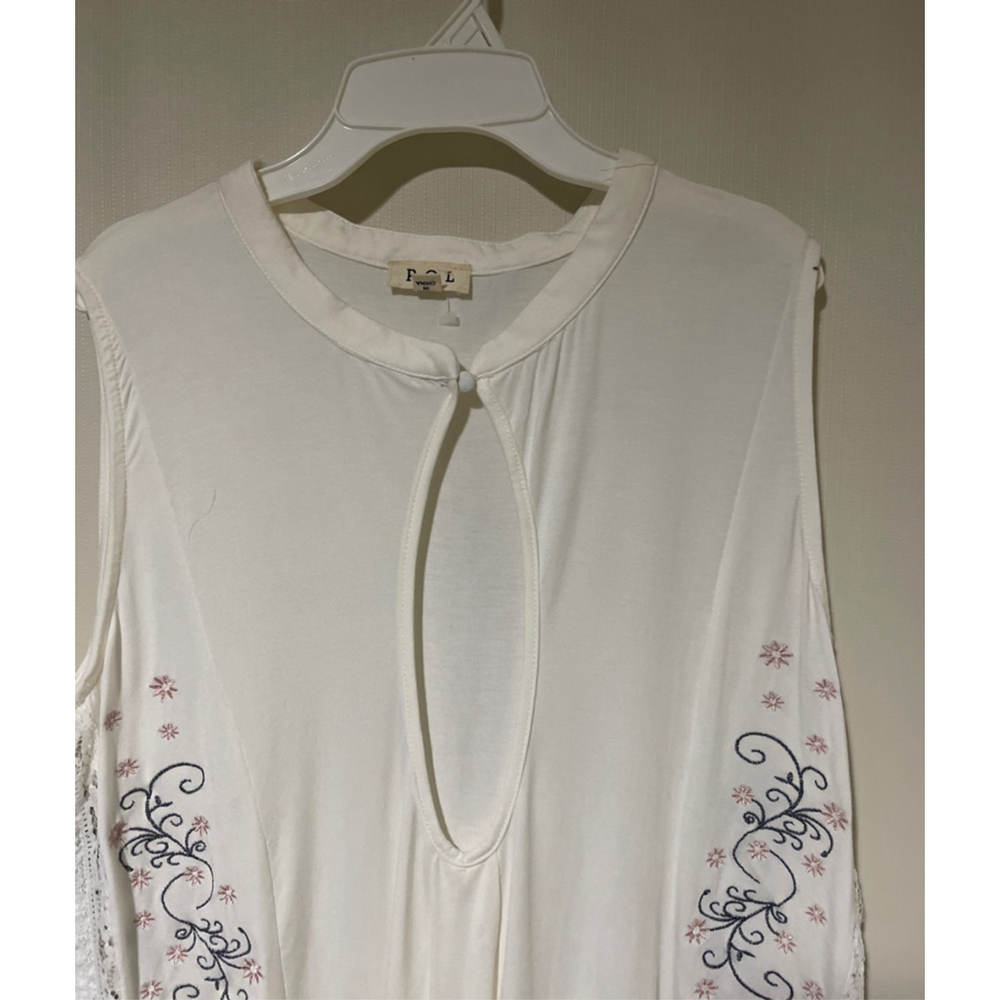 POL White Sleeveless Blouse with Blue Embroidery - Medium - Picture 3 of 8